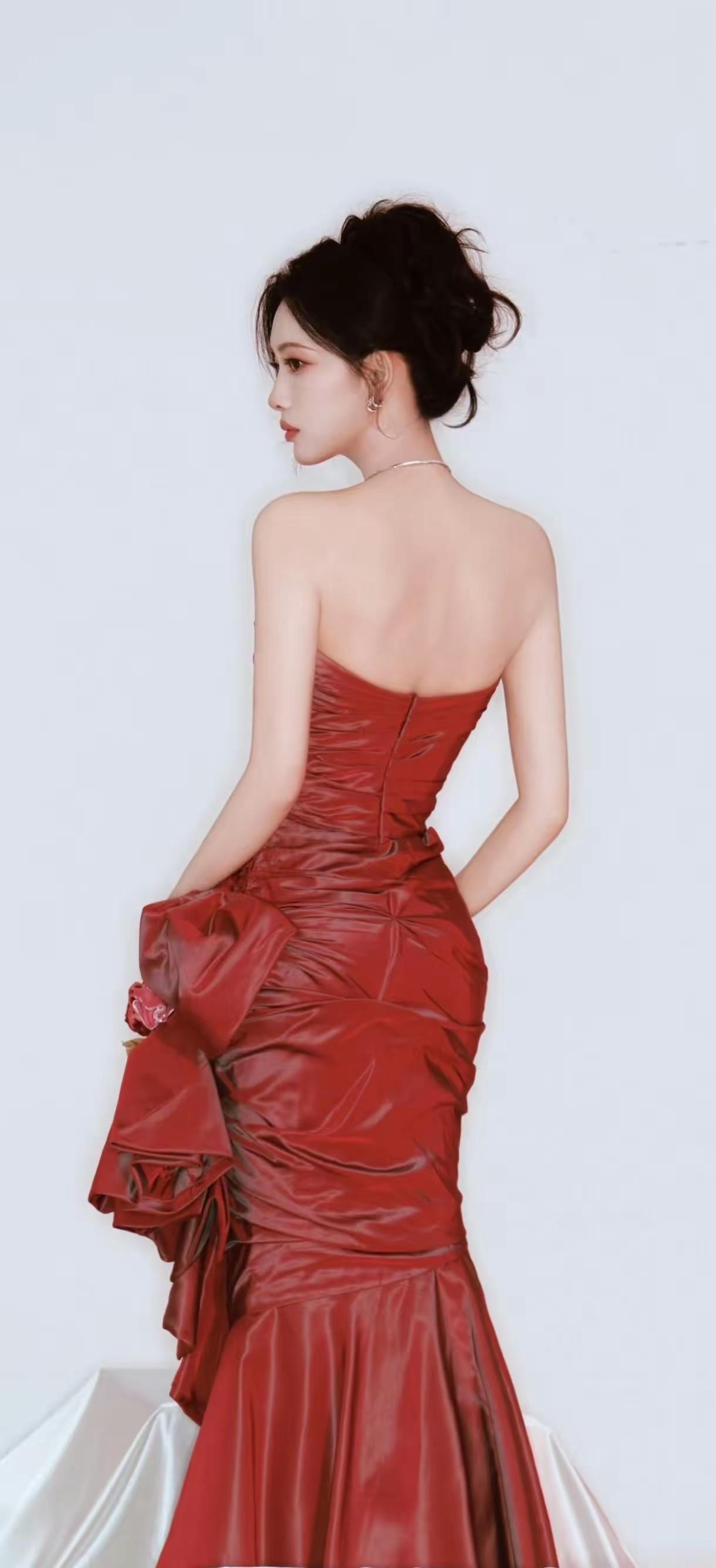 美女壁纸～孟子义，丝缎红裙晕染出炽热氛围感，高盘发衬得肩颈线条愈发优越
正面是清