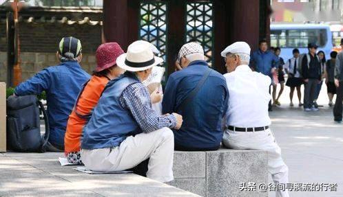 九十岁的大伯，终究还是没能拗过心里的那道坎。

十年前，伯母膝盖不适，儿女们凑了