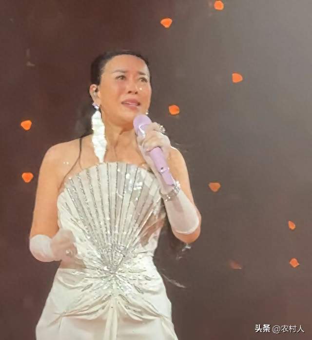 那英演唱会点名乌龙，宋丹丹当场略显尴尬