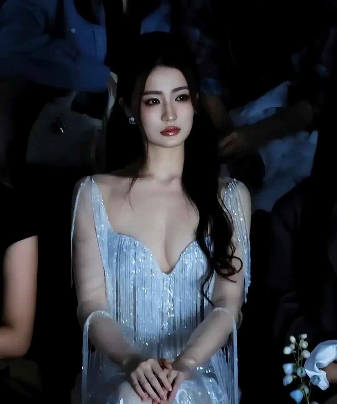 徐璐穿着深海蓝渐变长裙在三亚海边走完最后一步，我手机里的直播弹幕瞬间被“这还是玉