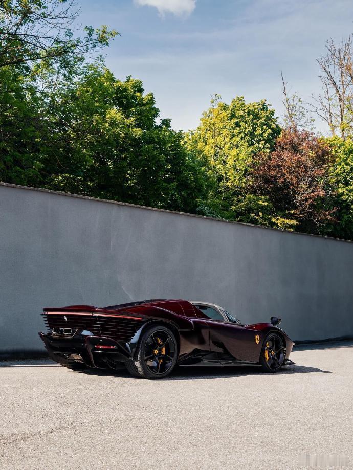 酒红车漆凝萃赛场基因，SP3 Daytona 张开蝶翼，法拉利限量神车，599 