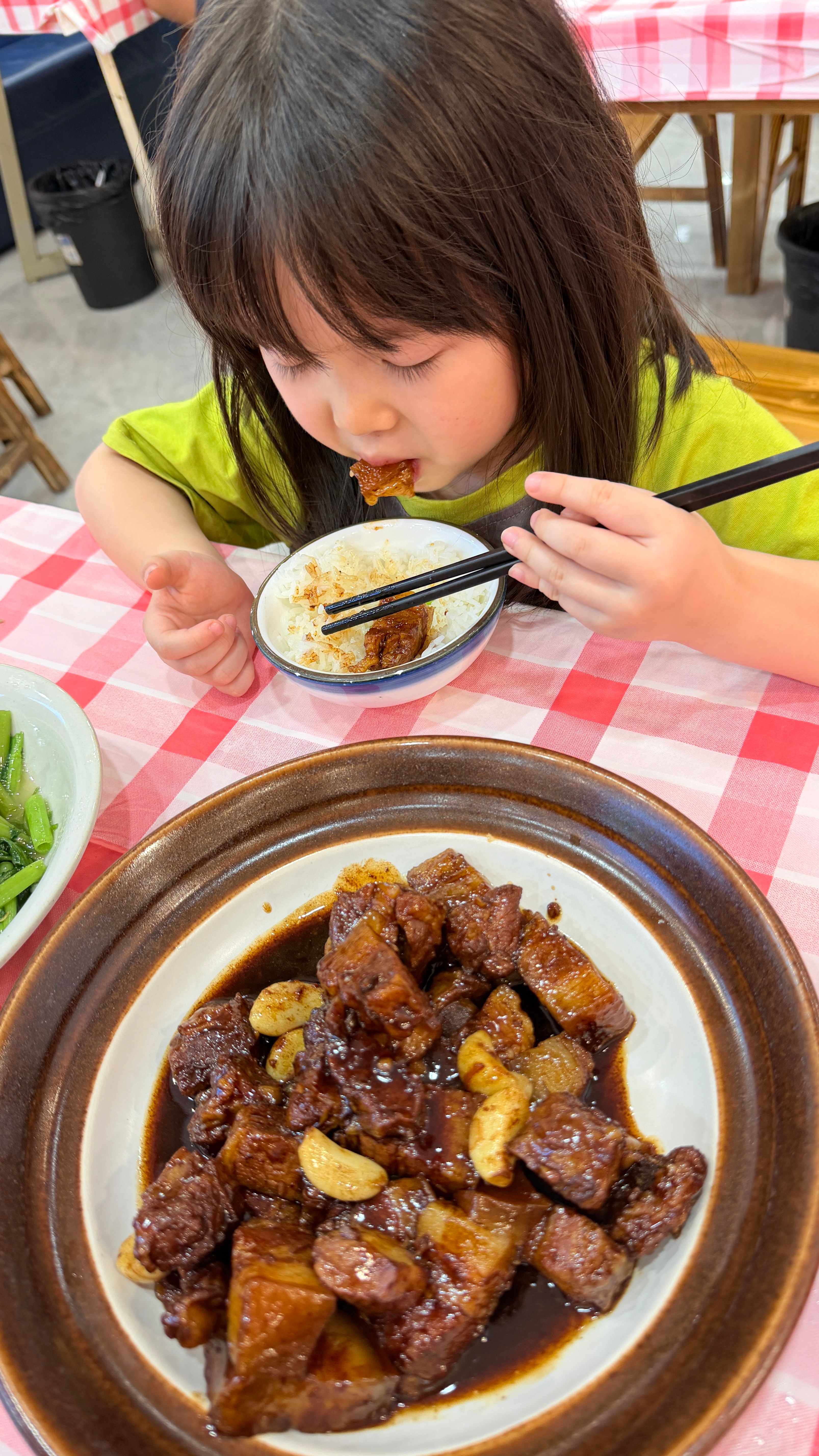 已经到家啦六点多到家去外面吃了个饭回到家她直接跑去写数学题了[跪了]真是自律的可
