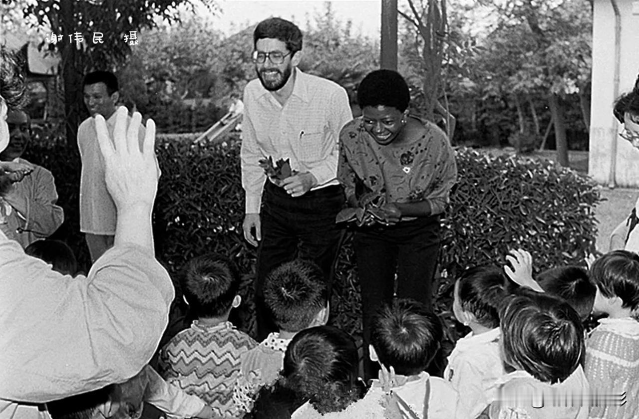 1982年5月13日，2位美国人在上海曹杨新村参观时，引发路人的欢迎与好奇。