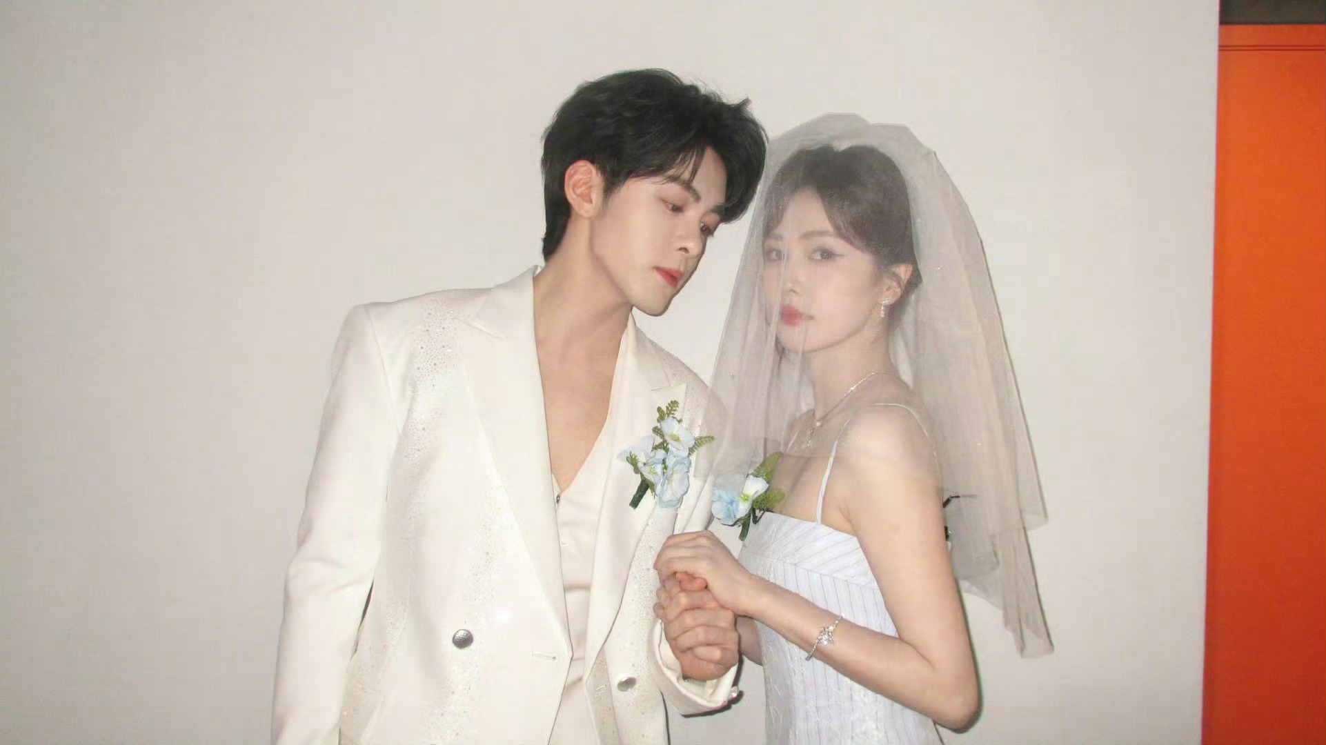 "白纱如梦，晞光相映，鹿与星辰的浪漫定格💍"曾舜晞给白鹿戴头纱以为白鹿曾舜晞拍