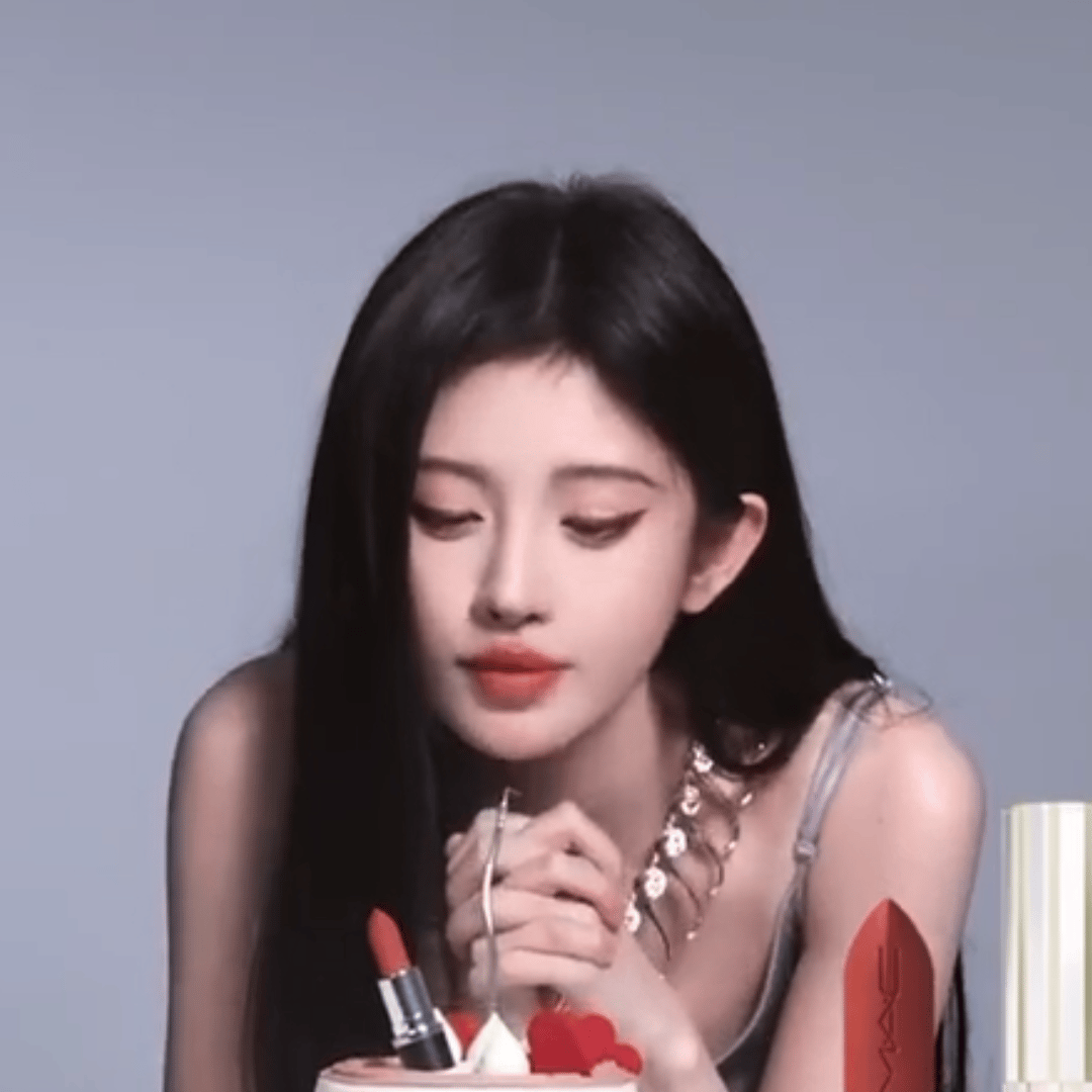 鞠婧祎[超话] jjy鞠婧祎阿黛jjy鞠婧祎来战“皎皎明月照大地 朵朵玫瑰赠予你