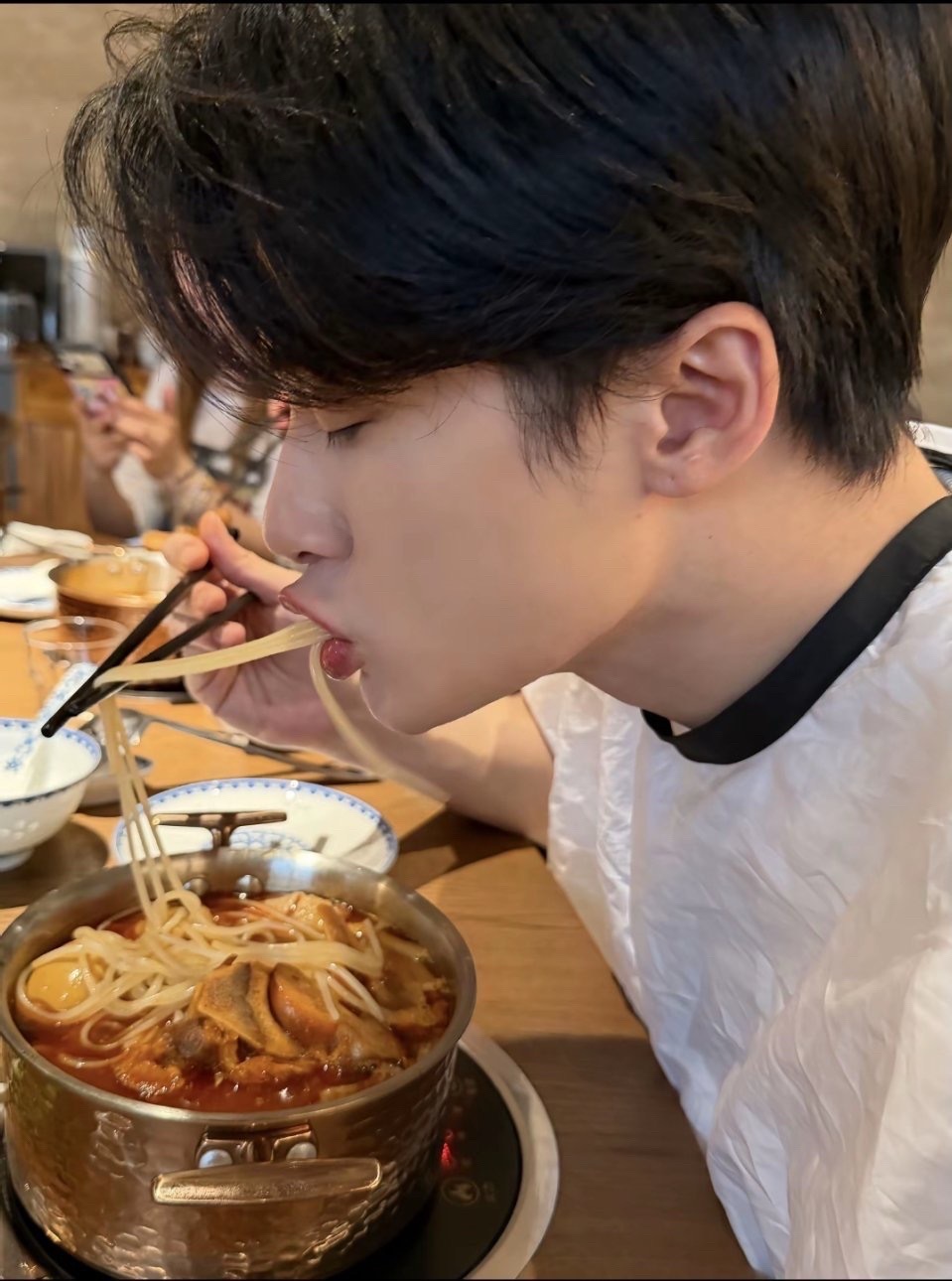 谁懂啊 看檀健次吃饭也太有食欲了 全身心投入得干饭 眼里只有这一锅米粉 自带下饭