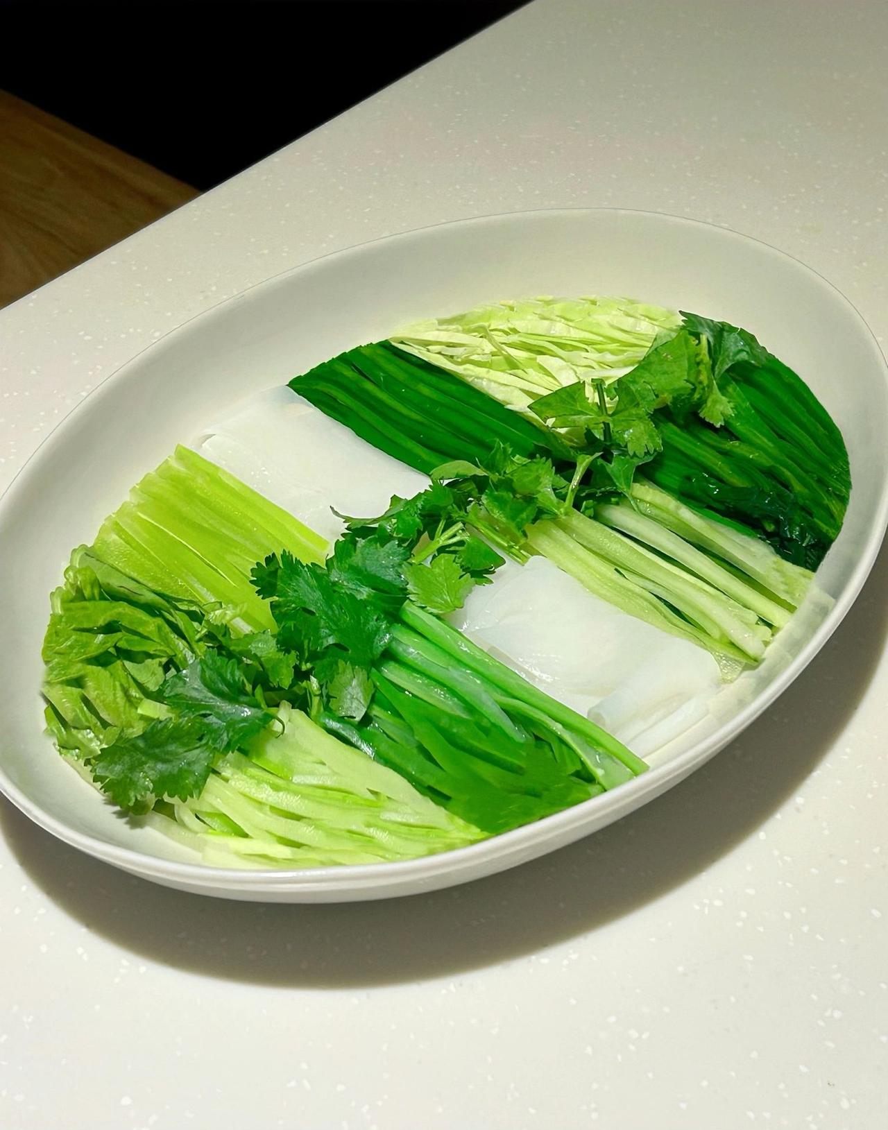 时蔬凉皮，超多蔬菜的夏日清爽低卡消食餐

今日晚餐吃绿色凉皮！每次点凉皮外卖总觉