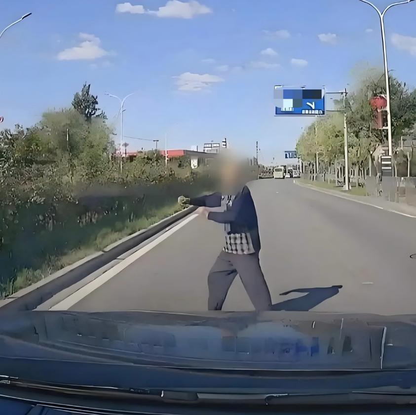 上海奉贤，一智力残疾男子横穿马路，与一辆大巴车相撞，致男子当场身亡，事后，男子的