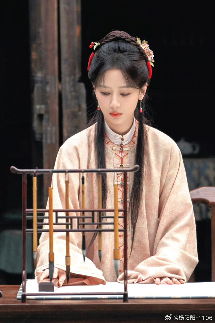 初见惊艳，久处心动。你就像一束稳稳的光，照亮我们平凡的日常，让平凡的日子多了期待