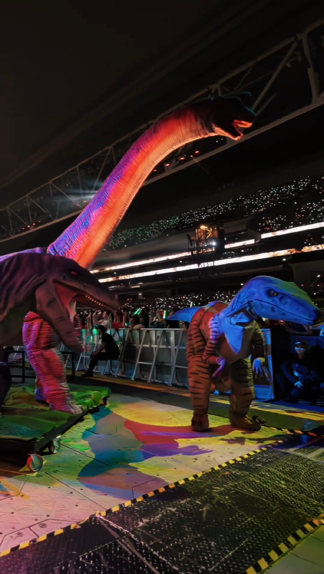 恐龙集体闯入五月天鸟巢现场 五月天鸟巢内地收官场秒变恐龙乐园 腕龙、迅猛龙都来鸟