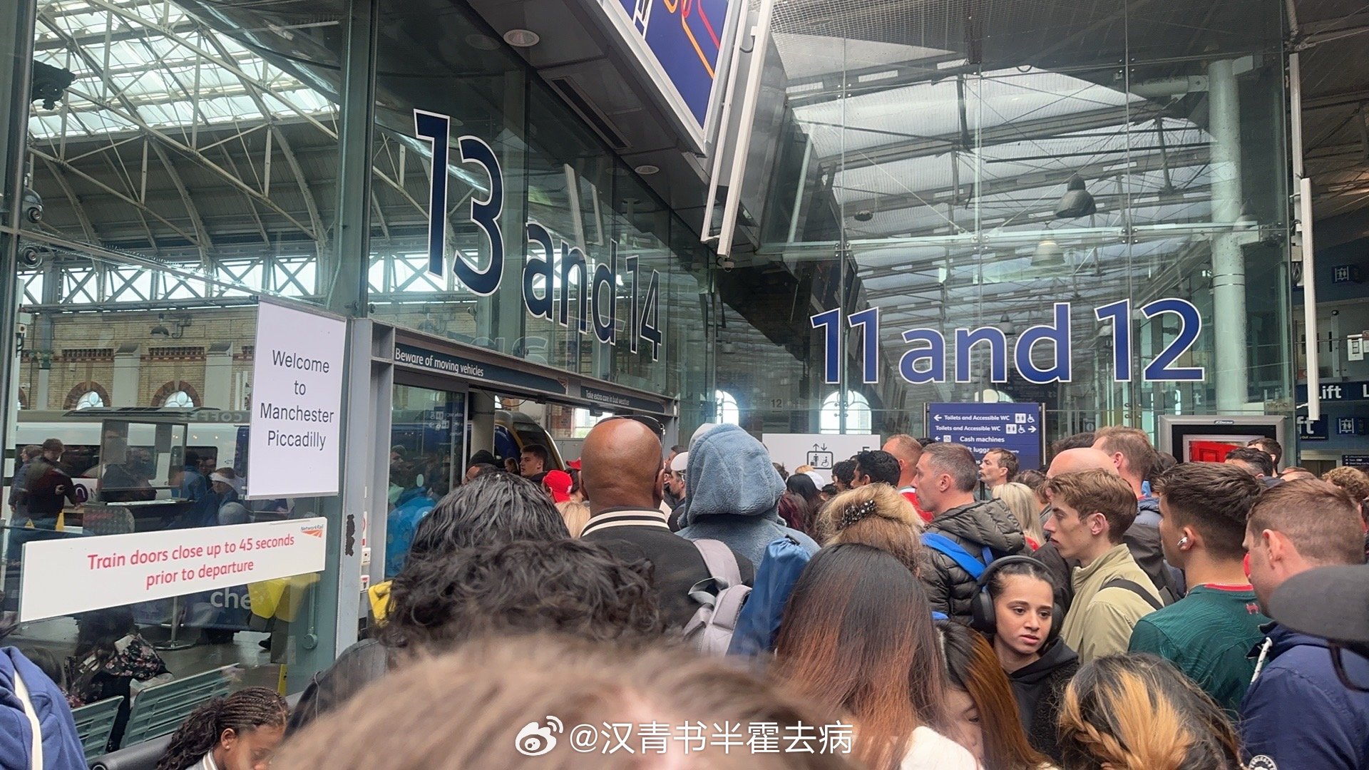 从曼彻斯特出发利物浦去看游行然后大家都堵在火车站从入站口到楼梯到进站堵了一两个小