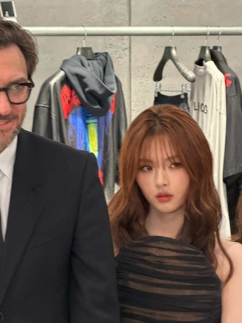 杨超越 in Balenciaga🖤 今日广州新店开幕，怼脸镜头下的美丽生图~