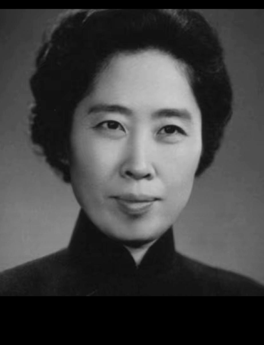 为了更好地宣传地下党员的英勇事迹，可以采取以下策略：
影视作品**
   电影和