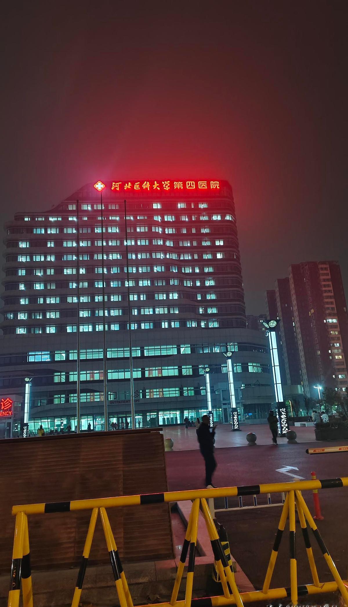 省二院搬鹿泉了，老百姓的腿却没跟着搬。
东边人看病，往西跑三十公里，打车钱够买三