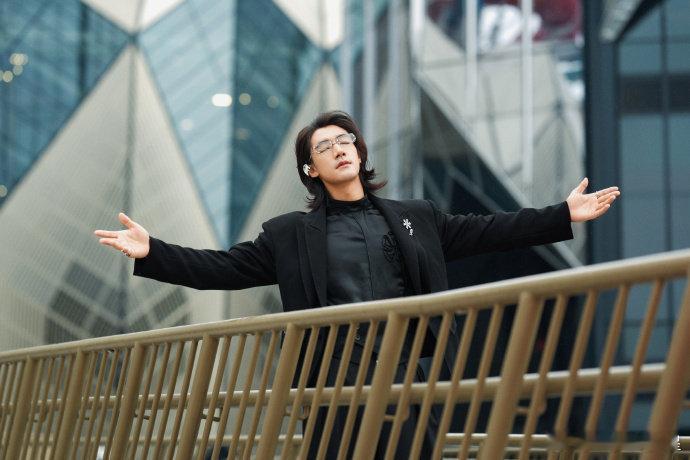 此沙一条蛇谁懂此沙的帅！五官立体氛围感拉满，妥妥的行走荷尔蒙！ 