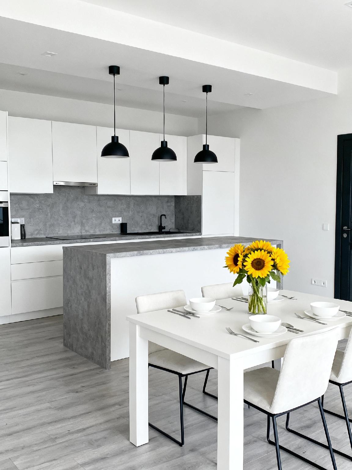 咱们唠唠，我朋友在普育东路101弄住了30多年，清晨准被倒马桶、刷马桶的叮当声喊