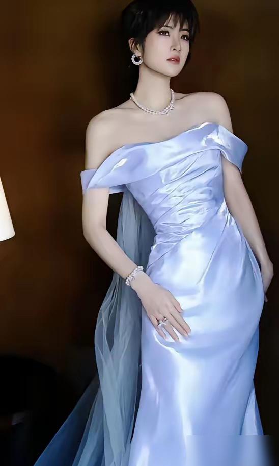 姚安娜最近红毯那裙子，彻底出圈了。
大家喊它浮光锦，灯光下一挪步，面料晃得像湖