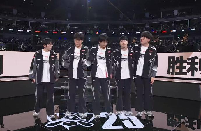 AL对战T1AL对战T1决胜局，tabe的bp把命运交给了hope的金克丝，显然