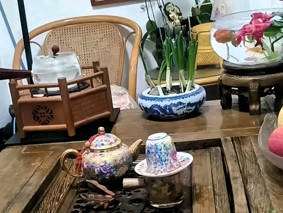 柴桑大姨今日直播信息量颇大
她清楚知道，对方背后早就布好局
 
很多人只盯着网上