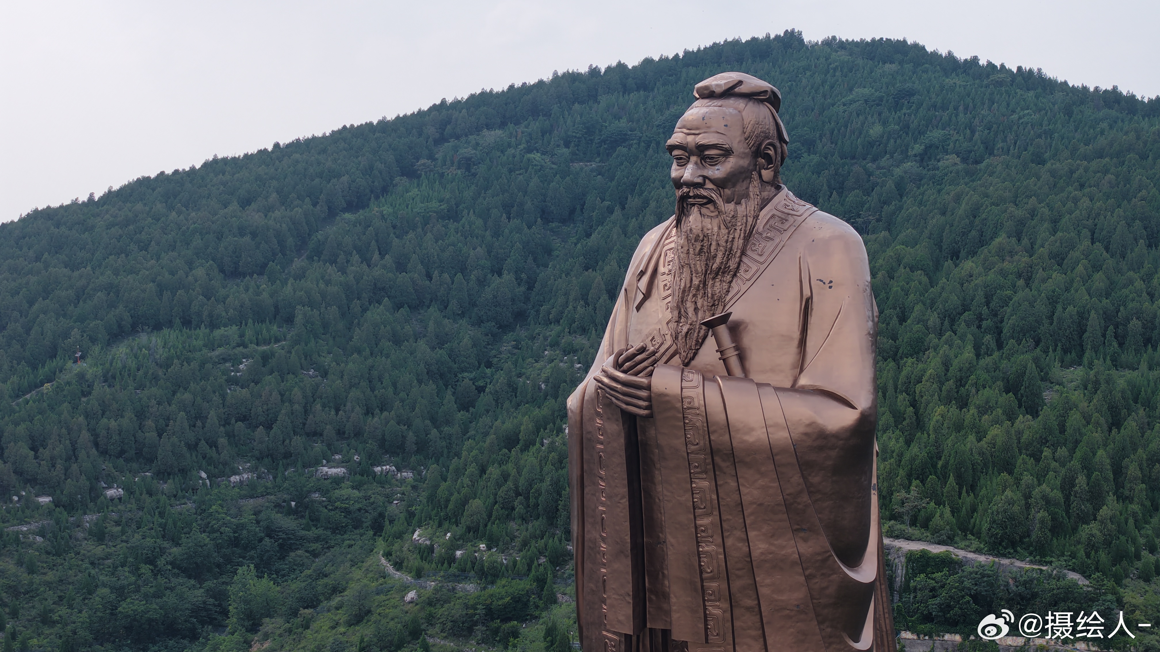 发现宝藏山东一起发现宝藏山东 峨峨尼山，笃生圣人驻足尼山圣境，仰观巍巍圣像，漫游