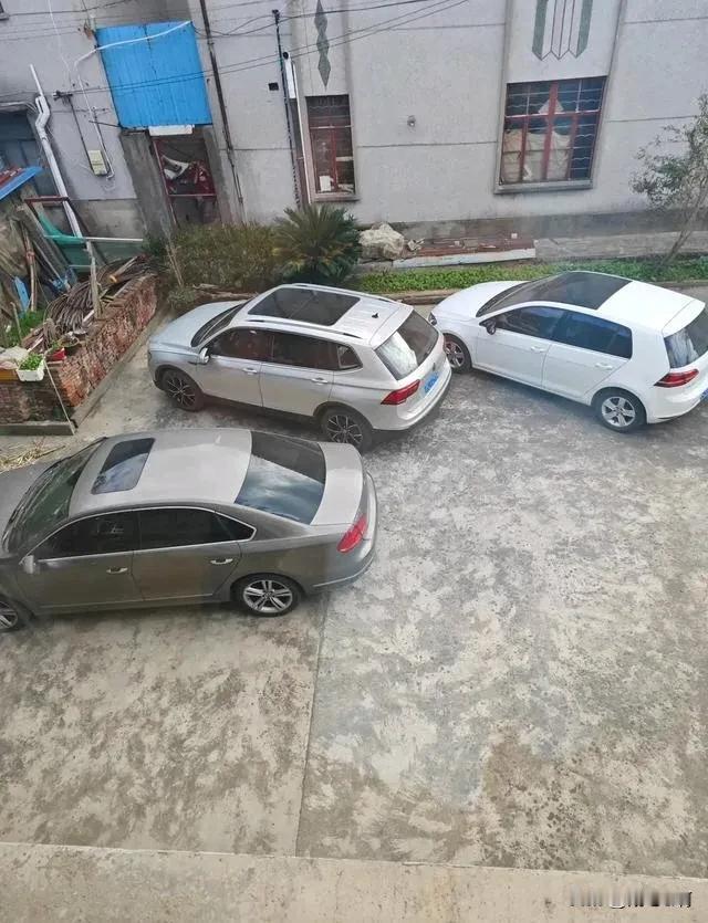 看看我家，三台大众车，公公一台，老公一台，又给我买了个大众车，我就想要个五菱国产