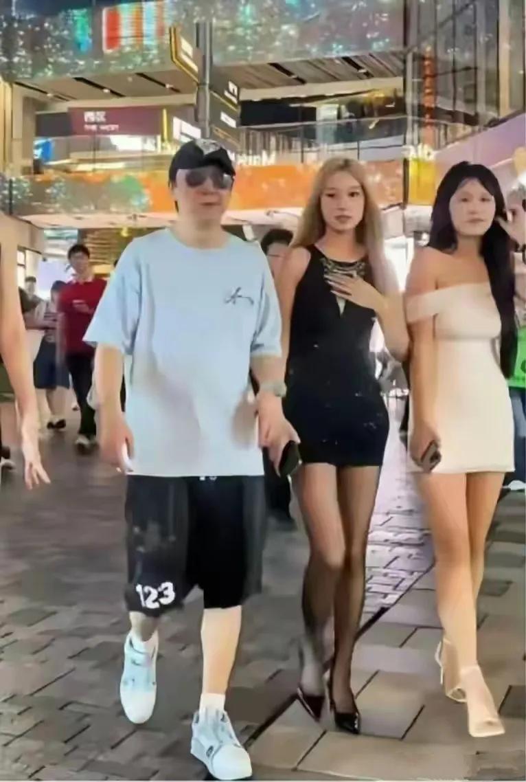 王思聪属不属于帅哥？
王思聪历任女友 你看上哪一个？

记得在一档节目里，王思聪