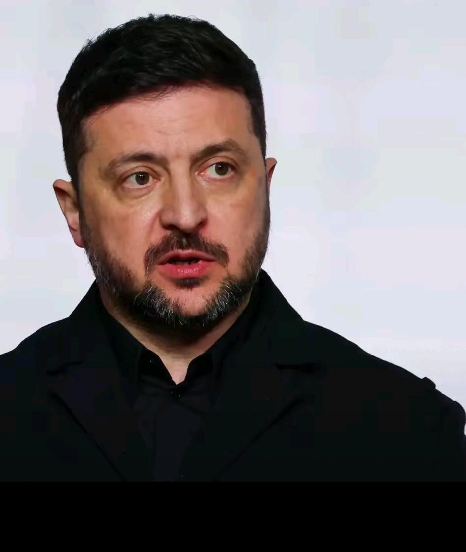 乌克兰总统泽连斯基，还在傻傻的和俄罗斯硬刚。看看这世界局势，这时候不是拜登执政时