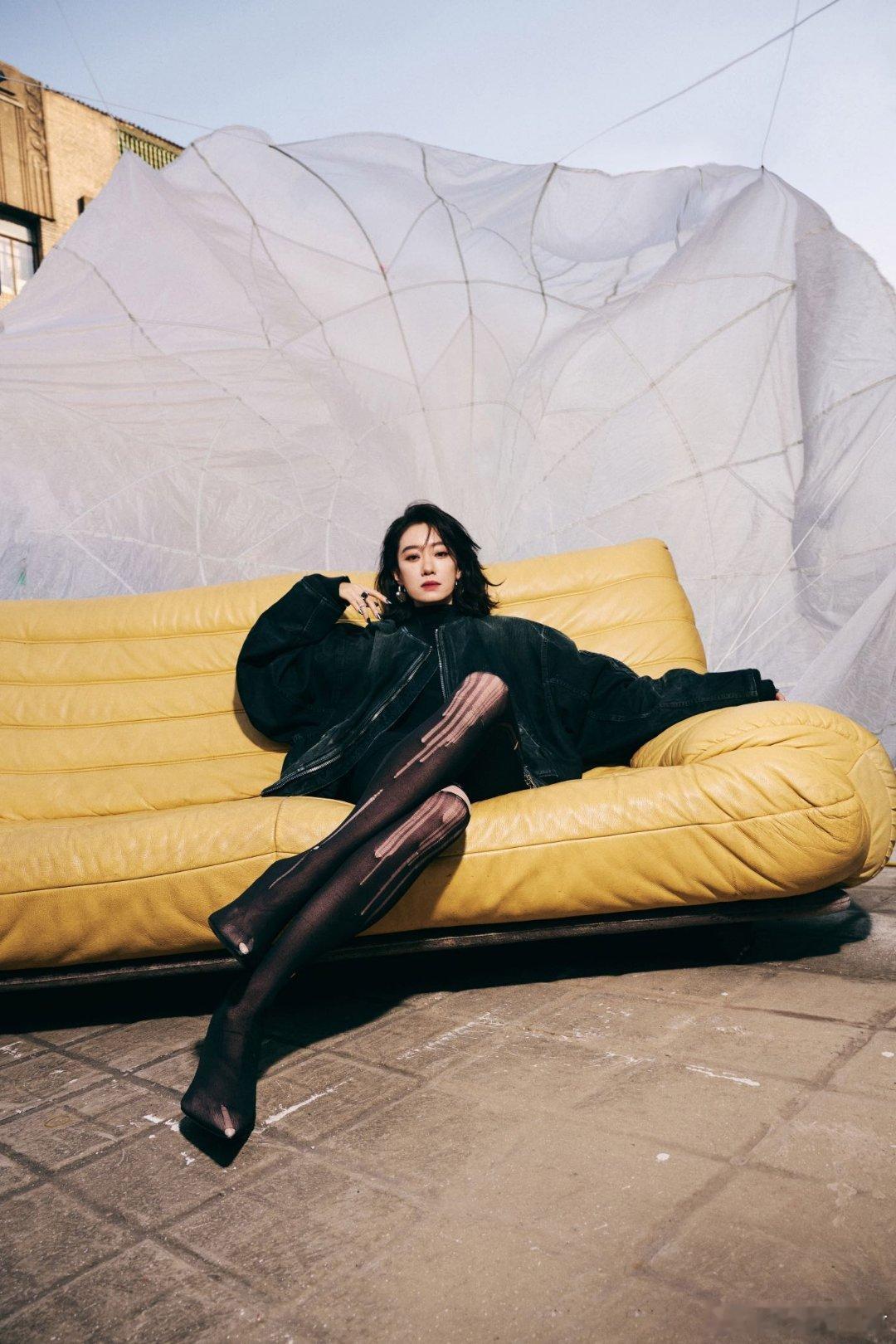 张小斐反派大姐大  张小斐这气场绝了，短发眼神超有范，皮衣丝袜长靴轻松驾驭，简直