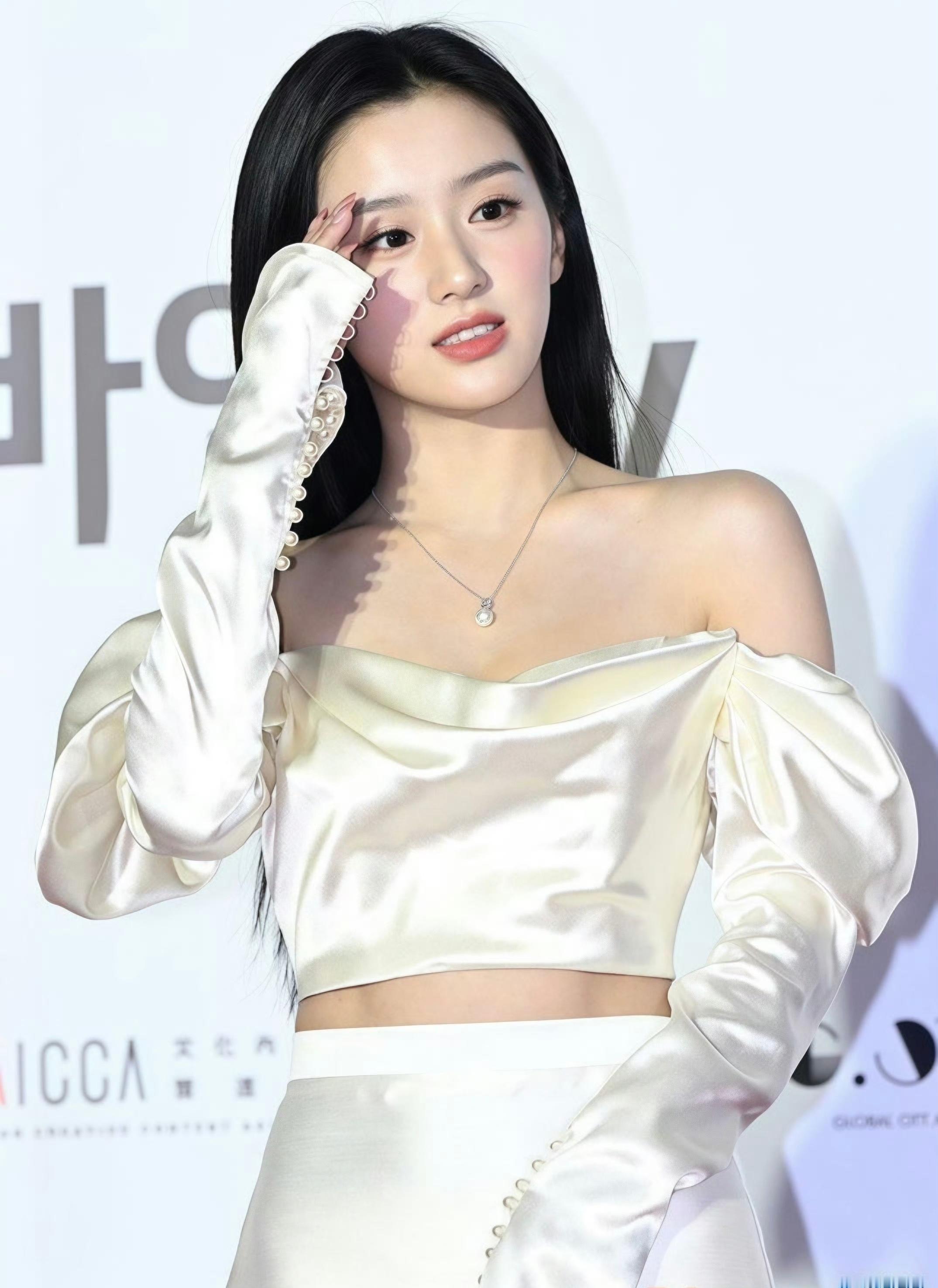 当年在小韩电影节上美成这样的包上恩….💫 