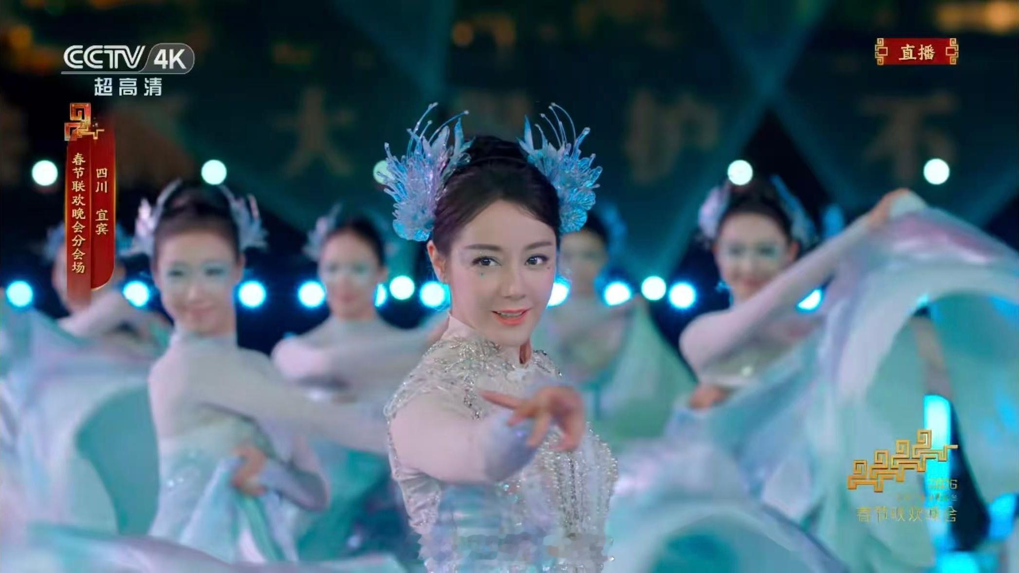 谁给迪丽热巴化的妆这妆造就是为热巴量身定做的吧！ 