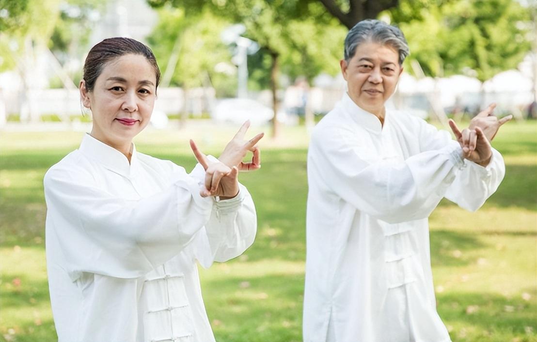 人老了不在于运动,不在于喝水,医生提醒:只需牢记4项长寿准则
 
年纪上去了,身