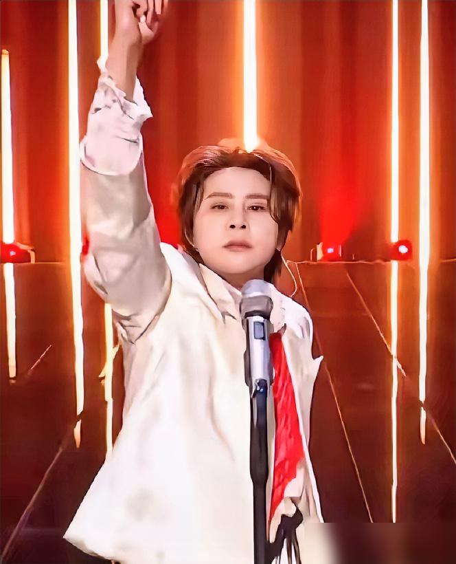 王濛的脸，在倪萍说完“友谊第一”后，一秒钟从笑到僵。你见过奥运冠军这么憋屈吗？直