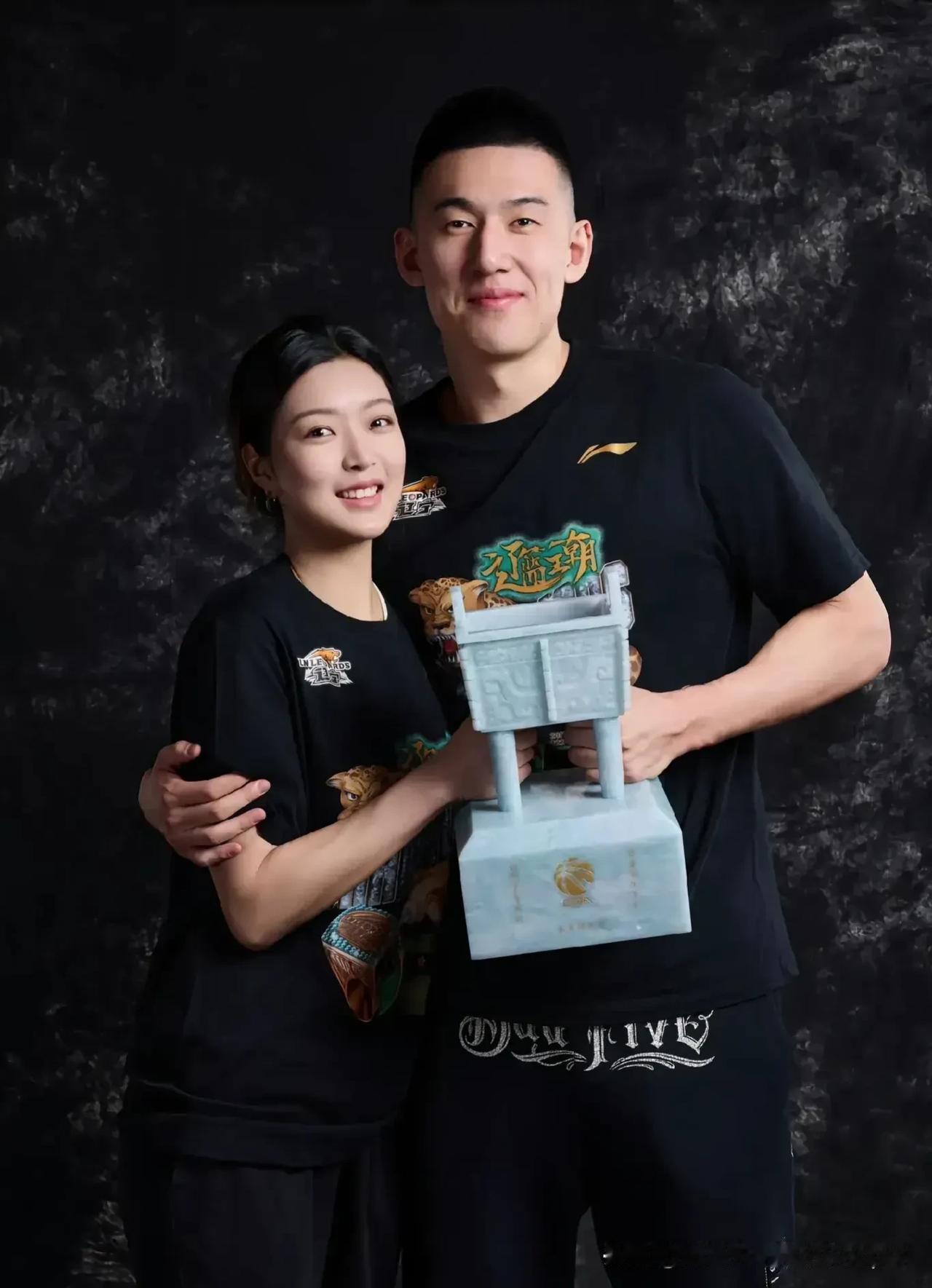 郎才女貌，付豪女朋友一起拍的辽篮冠军照，以球员家属身份，大付展示什么叫做事业爱情