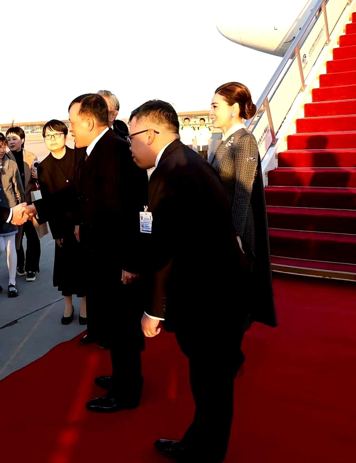 苏提达王后访华，一身灰裙惊艳热搜。
不是炫富，是懂外交。
她穿得体面又不抢戏，把