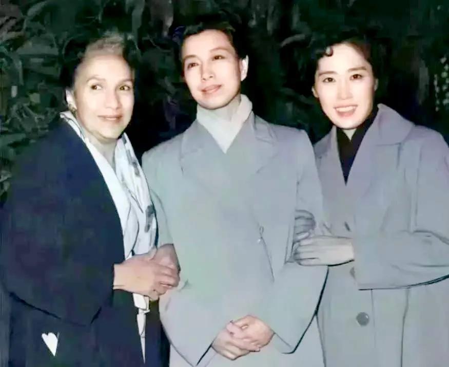 这张照片不仅仅是三位女士的合影，更是一段历史的见证。这三位女士，都身居高位，承担