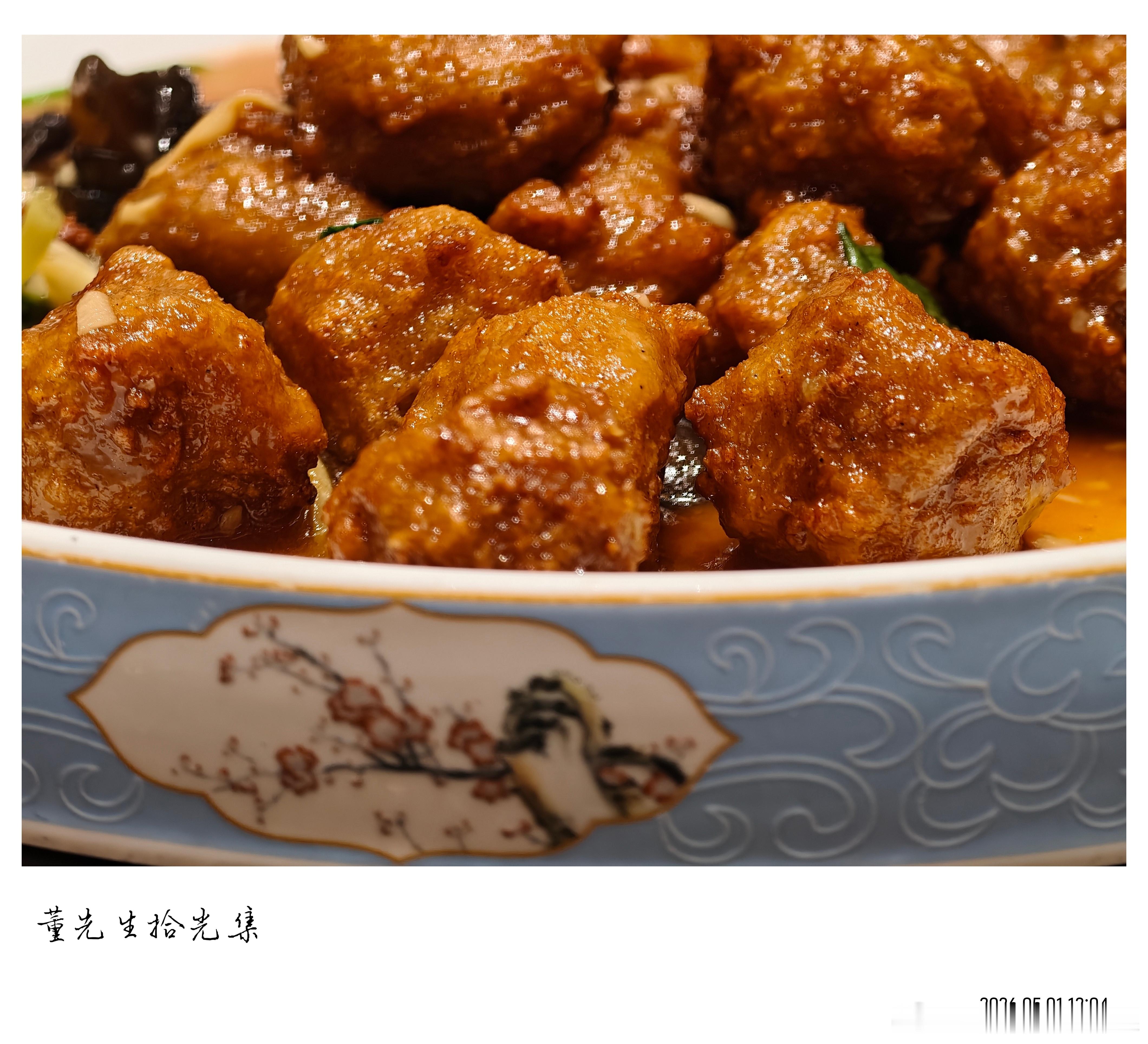 鹧鸪天·品酱汁肉丸琥珀流霞缀玉盘，香浮檀缕绕雕栏。酥融齿颊三分糯，味锁唇间一味鲜
