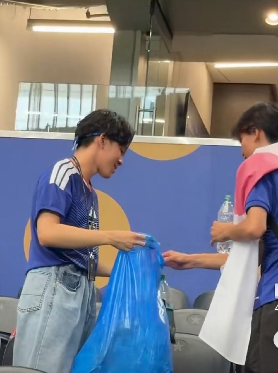 有博主在那里帮忙吹嘘日本球迷素质高:每场世界杯比赛结束后，日本球迷都会自发留在看
