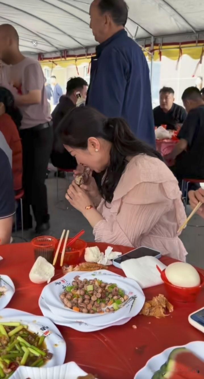 农村吃席时，偶然见到一位美女。她模样沉稳斯文，进食不紧不慢，娇俏大方，十分惹人喜