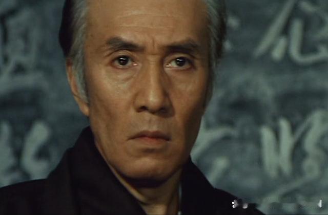 如今看来，这位药厂老板堪称最愚蠢之人。倘若他坚决不认罪，不激怒警长，乖乖进警局，