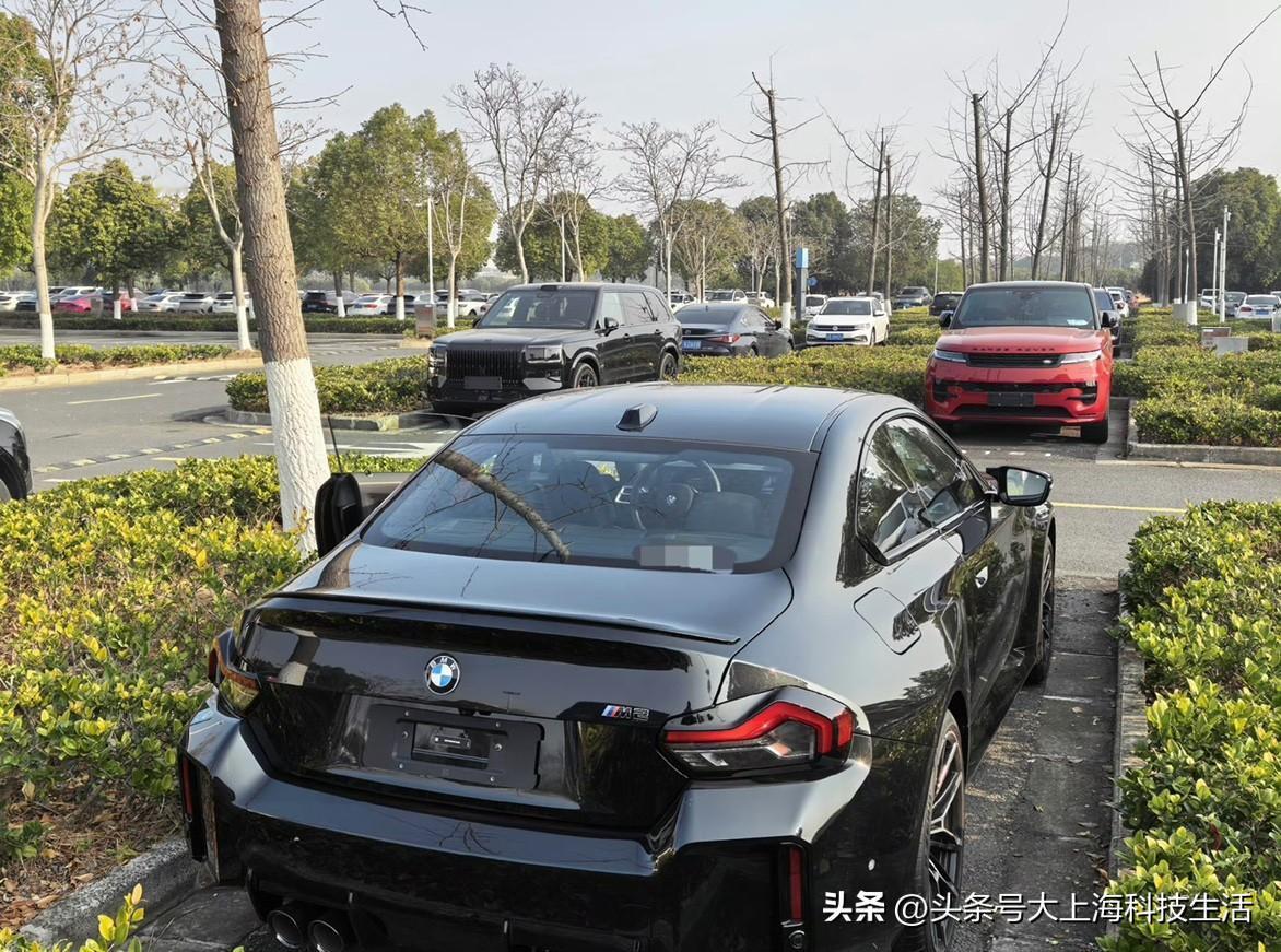 新车大家都是不约而同的爱护，宁愿停车停的远，也要找独立车位。刚刚坐车里休息会儿，