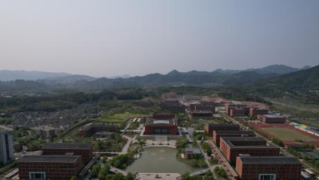 先看分数，这是大家最关心的事。
2025年丽水学院在咱们浙江本省的最低录取分是5