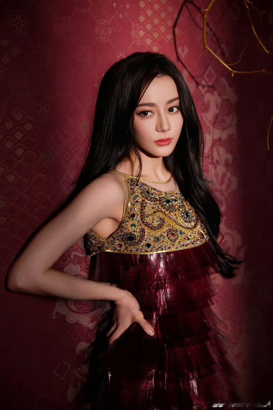 迪丽热巴近期两套高定 高定配美人，迪丽热巴演绎时尚新高度！[送花花][good]