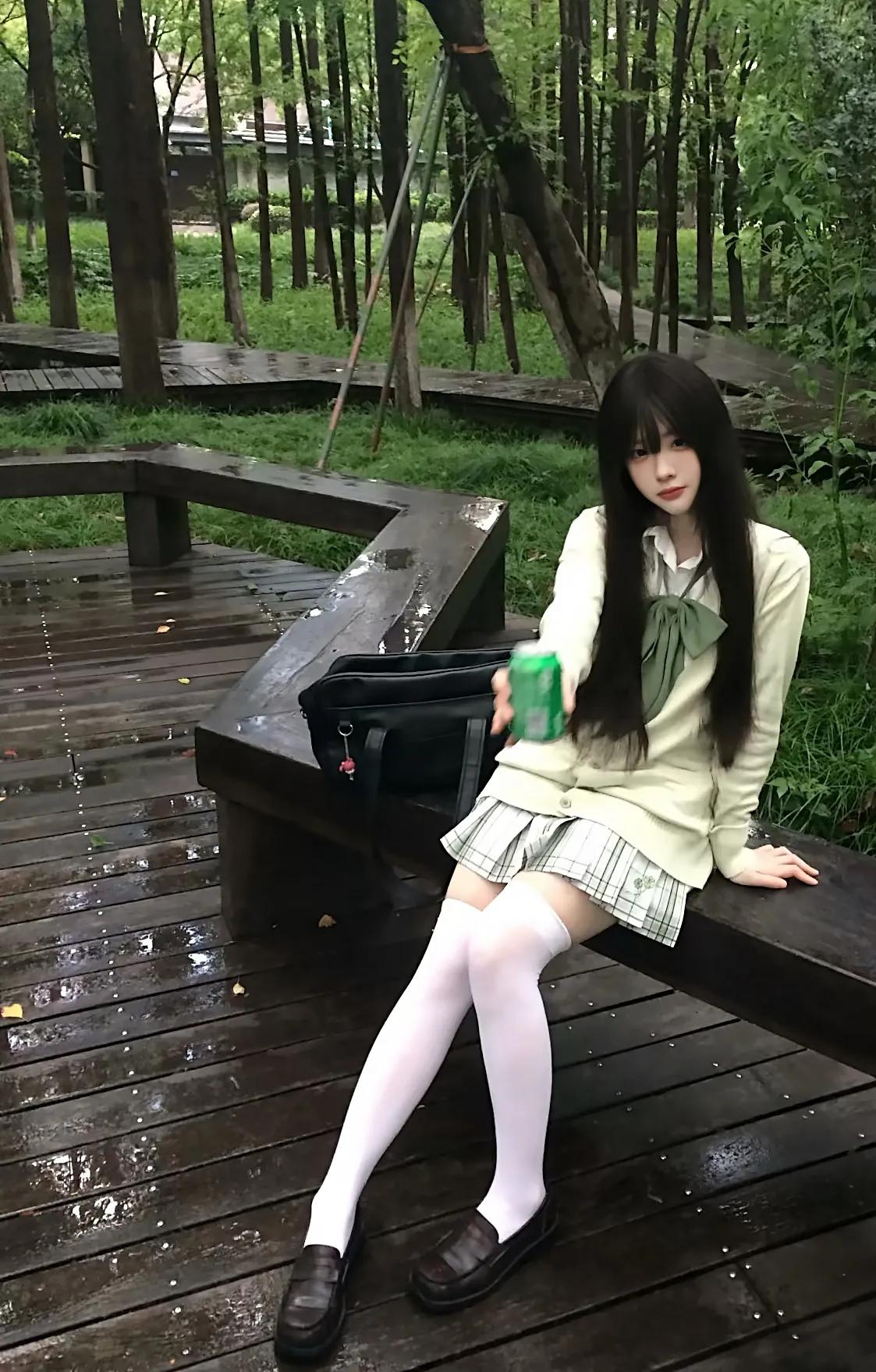 美女天之骄子，赏心悦目。
美女自带流量，大家记住哪里有美女，哪里就可以做生意赚钱