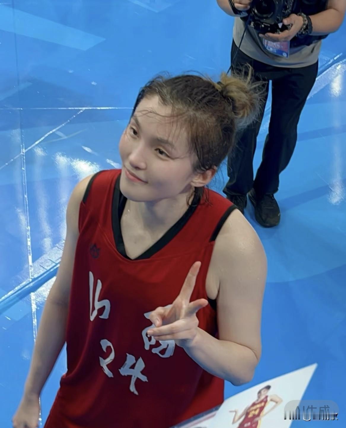 翟若云，全运会对阵辽宁女篮终于不用上场了，可以惬意观看比赛了！
要说全运会出勤率