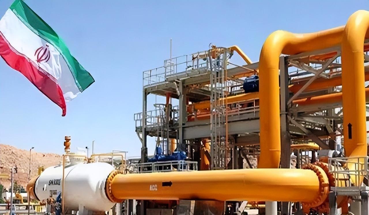 美以一动手，中东立马又紧绷起来，最敏感的点就落在霍尔木兹海峡上。油轮大多要从这儿