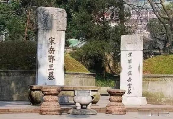 1142年除夕夜，岳飞在临安大理寺监狱，被两根大铁棒夹碎胸膛而死。郐子手为了回家