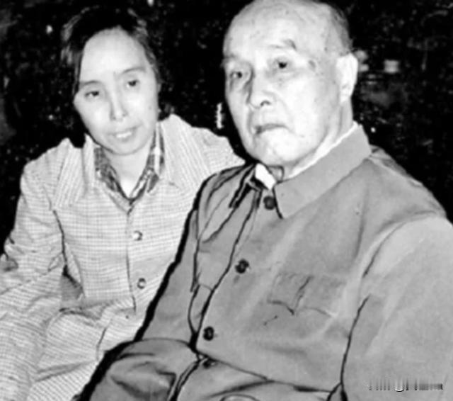 1934年上海法租界，19岁的梅志攥着缝纫活计挤进左联聚会。

31岁的胡风在人