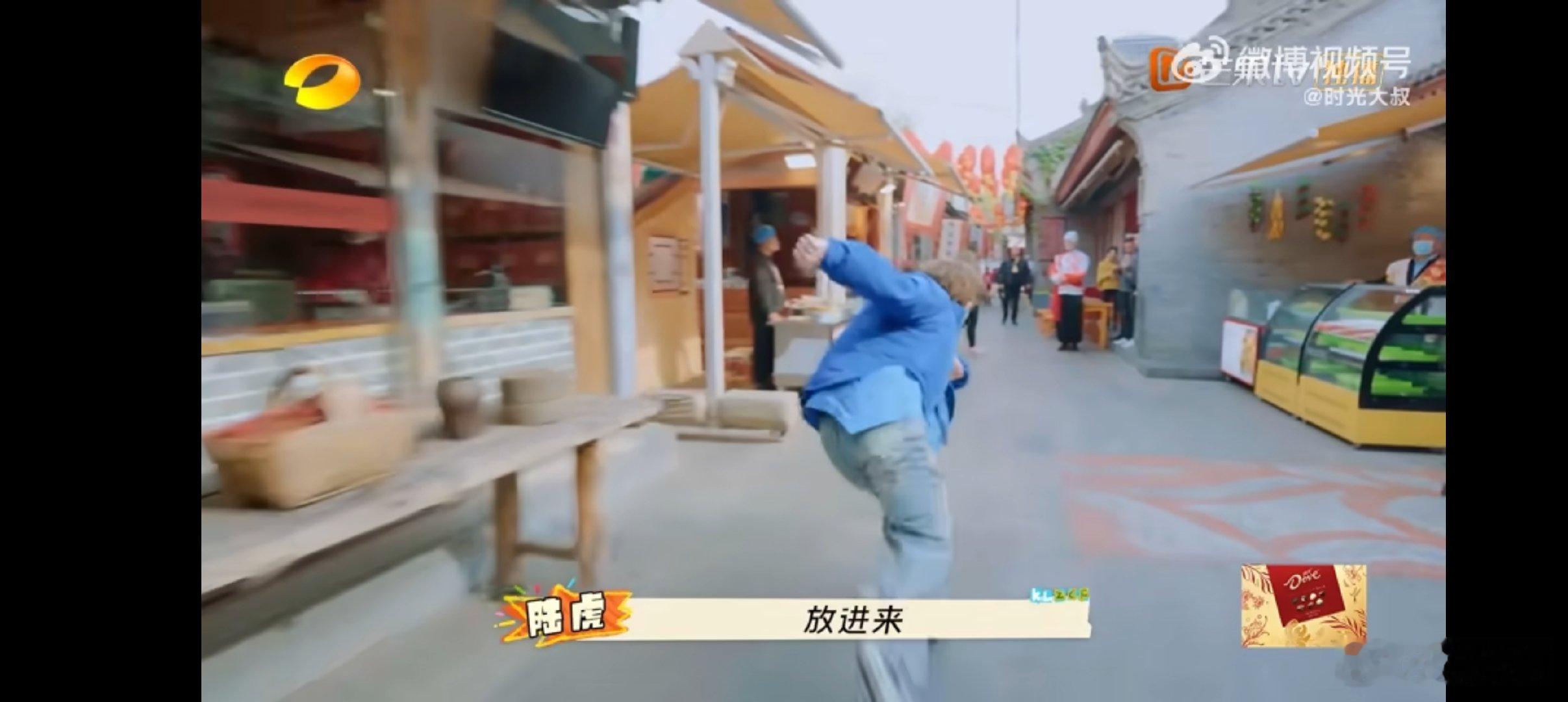 王栎鑫就是《快乐再出发》的快乐密码！买个麻花都能制造出这么多意外和惊喜，这掉餐事