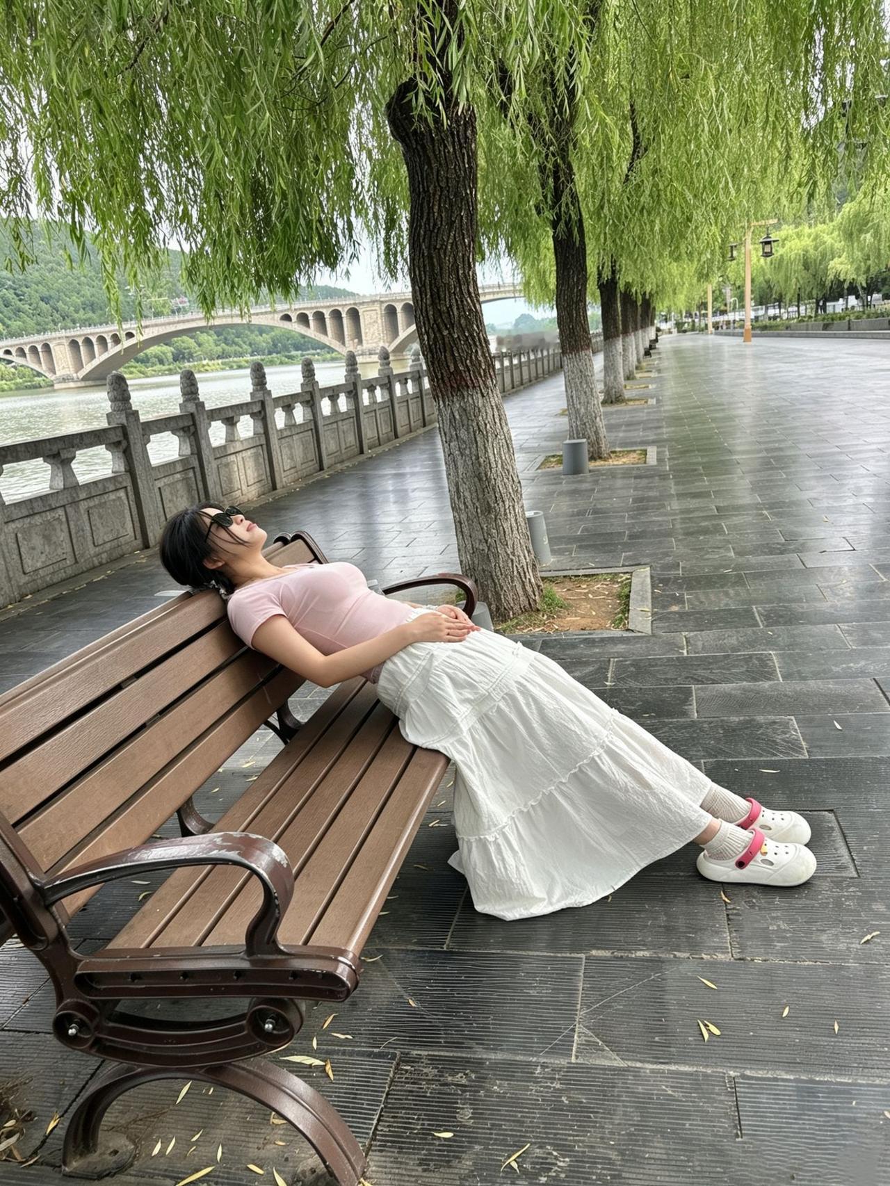 身边人来人往，难寻真心一人