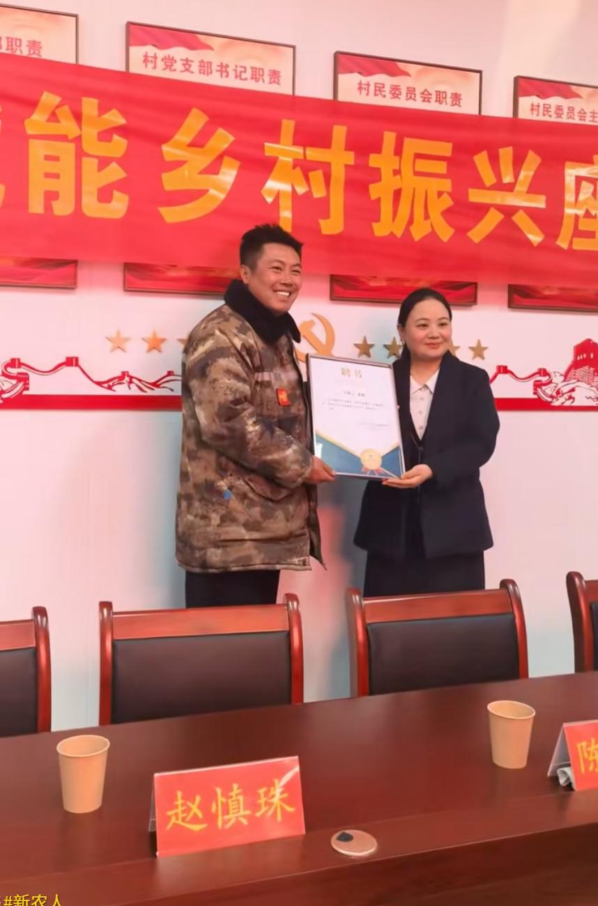 成不了美院的学生，一不小心成别家大学的教授了。

因在吴营村绘天安门而爆火的画家